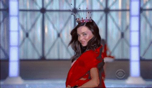 模特t台走秀跌倒视频,模特t台摔倒看着都疼