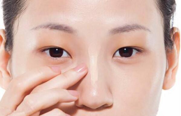 鼻子有黑头不用挤教你一招,鼻子挤黑头留下的小洞怎么收缩