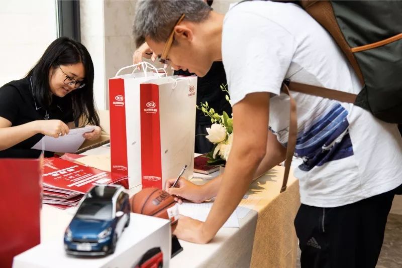 激情在绿茵场上尽情燃烧,激情在胸中激荡热血在赛场挥洒