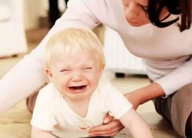 宝宝从床上掉下去了有哪些影响,宝宝从床上掉下去怎么处理