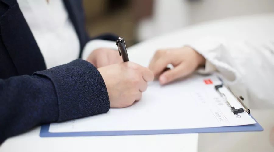 宝宝从床上掉下去了有哪些影响,宝宝从床上掉下去怎么处理