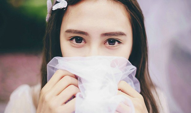 一刀一刀的刺进她自己已怀孕的子宫，说是惩罚自己错爱了那么多年