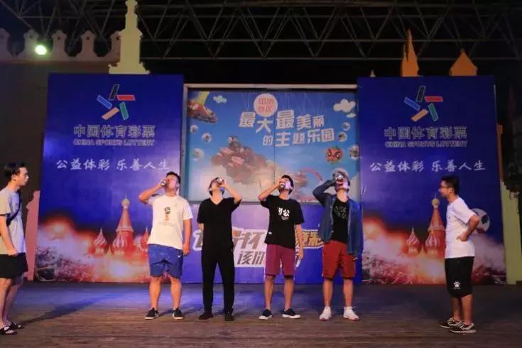 享受“足球狂欢”，与民“共襄盛举”