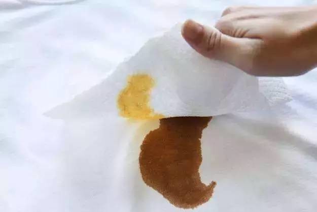 衣物染上颜色怎么清洗,衣物染上污渍