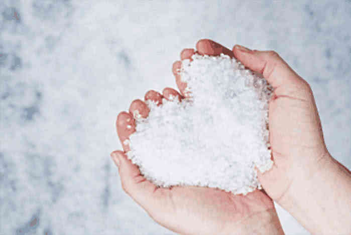 脸上有白米粒该用什么产品,脸上抠出来白色的东西是什么