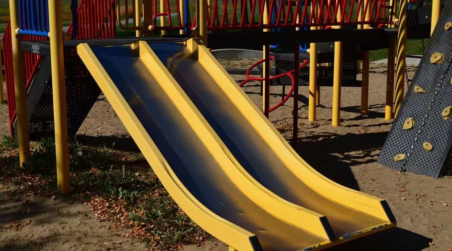 幼儿玩滑梯的安全规则简图,小孩子玩滑梯一定要关注安全