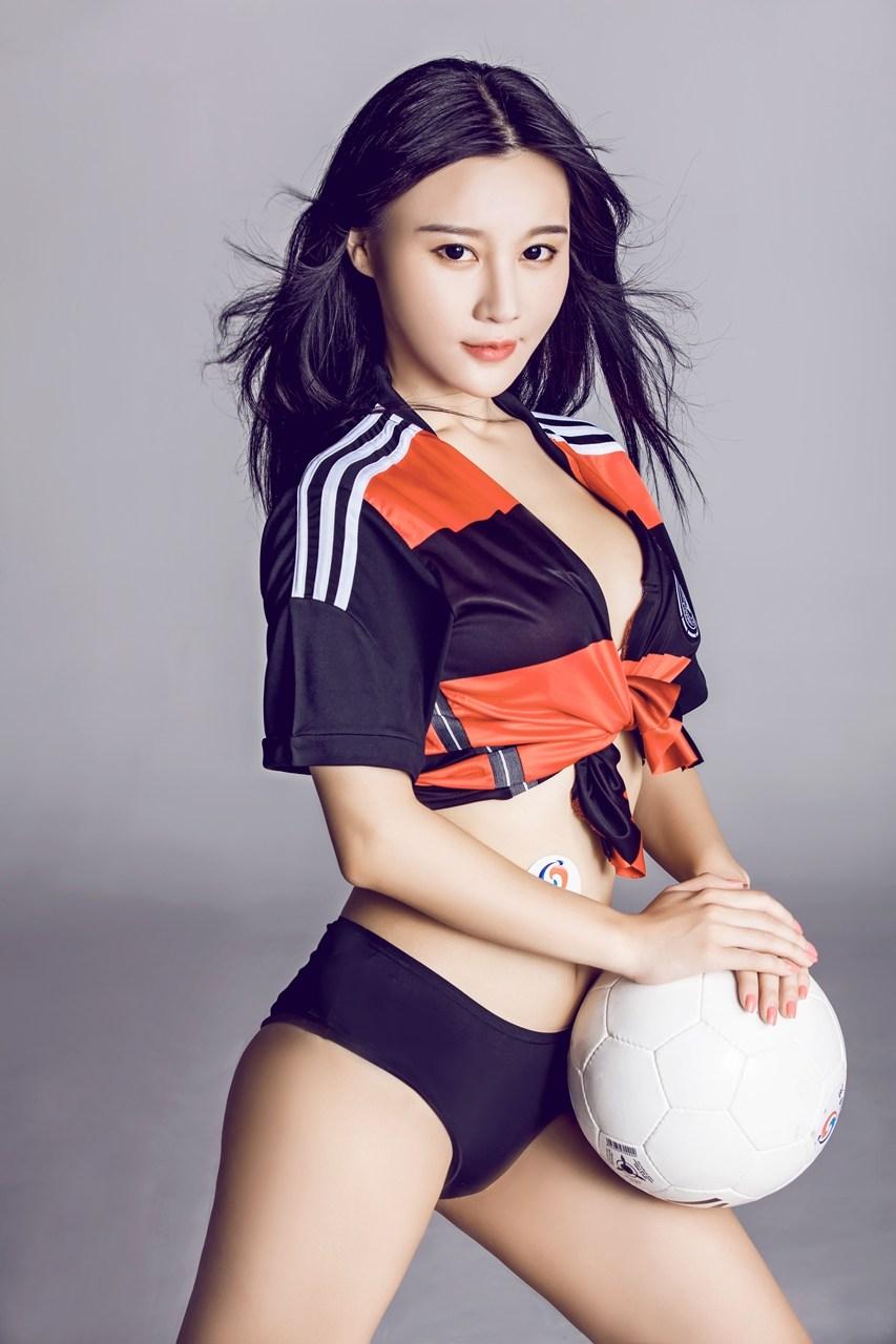 世界杯夹手机的女子,世界杯上夹手机的女子