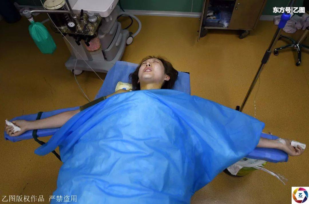 闂鸿湝涓や汉闅嗚兏,闂鸿湝鍚屾椂闅嗚兏