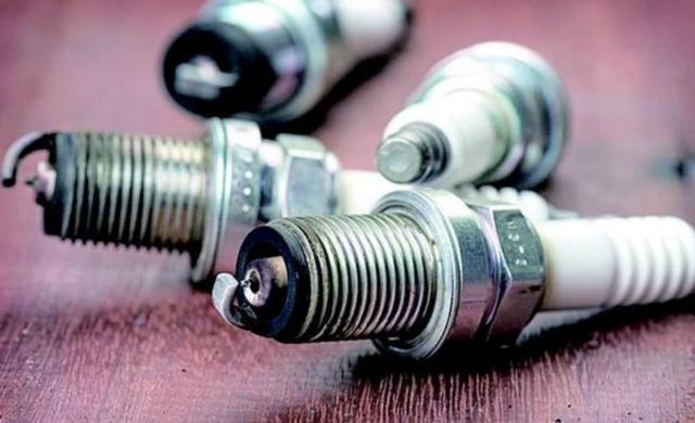 发动机排气管口有黑灰代表积碳吗,汽车排气管总是黑的怎么回事