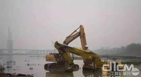 挖掘机被水淹了怎么办？如何修复水淹挖掘机