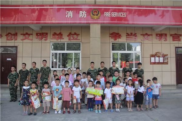 社区携手幼儿园参观防火队,亲子活动参观防火大队