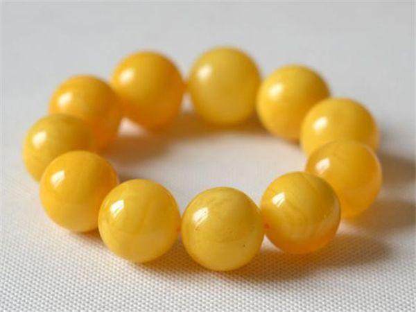 鸡油黄蜜蜡盘玩后会变成鸡油红吗,蜜蜡是鸡油黄好还是鸡油红好呢