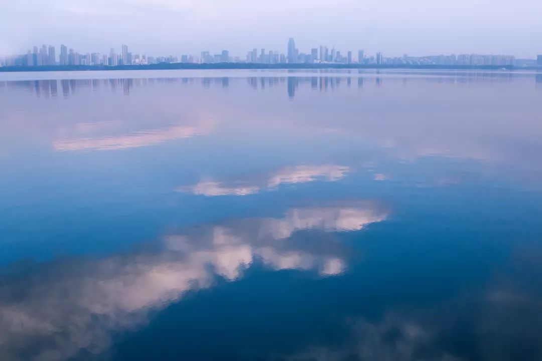 东湖精心定制了一份最美礼物，将闪亮军运会宾客的眼睛