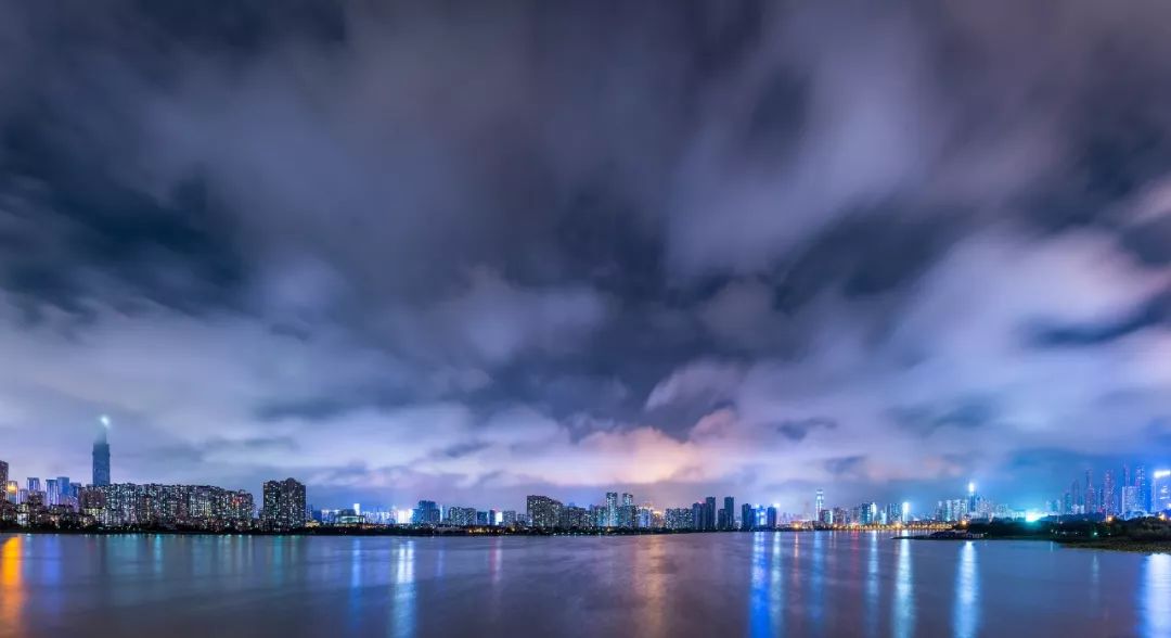 东湖精心定制了一份最美礼物，将闪亮军运会宾客的眼睛