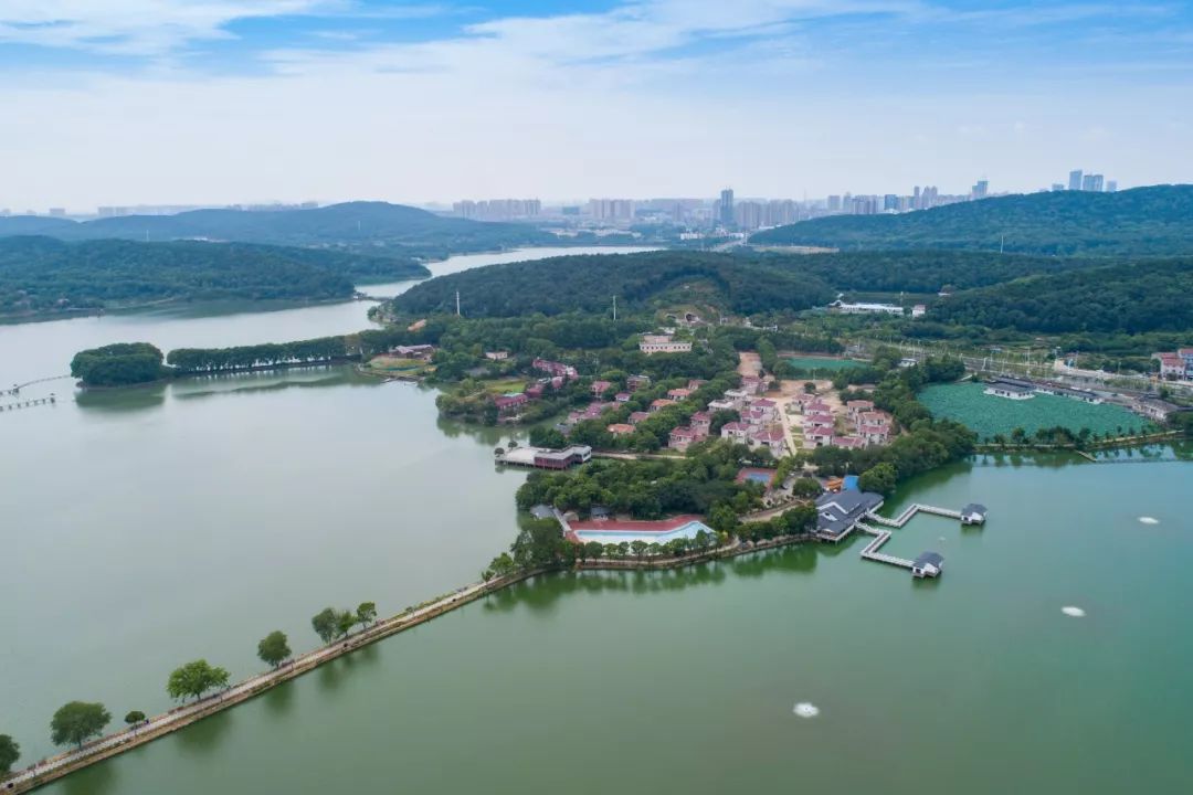 东湖精心定制了一份最美礼物，将闪亮军运会宾客的眼睛