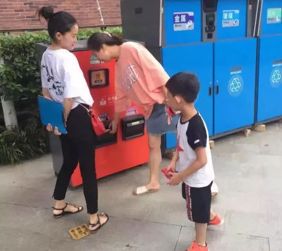 东湖精心定制了一份最美礼物，将闪亮军运会宾客的眼睛