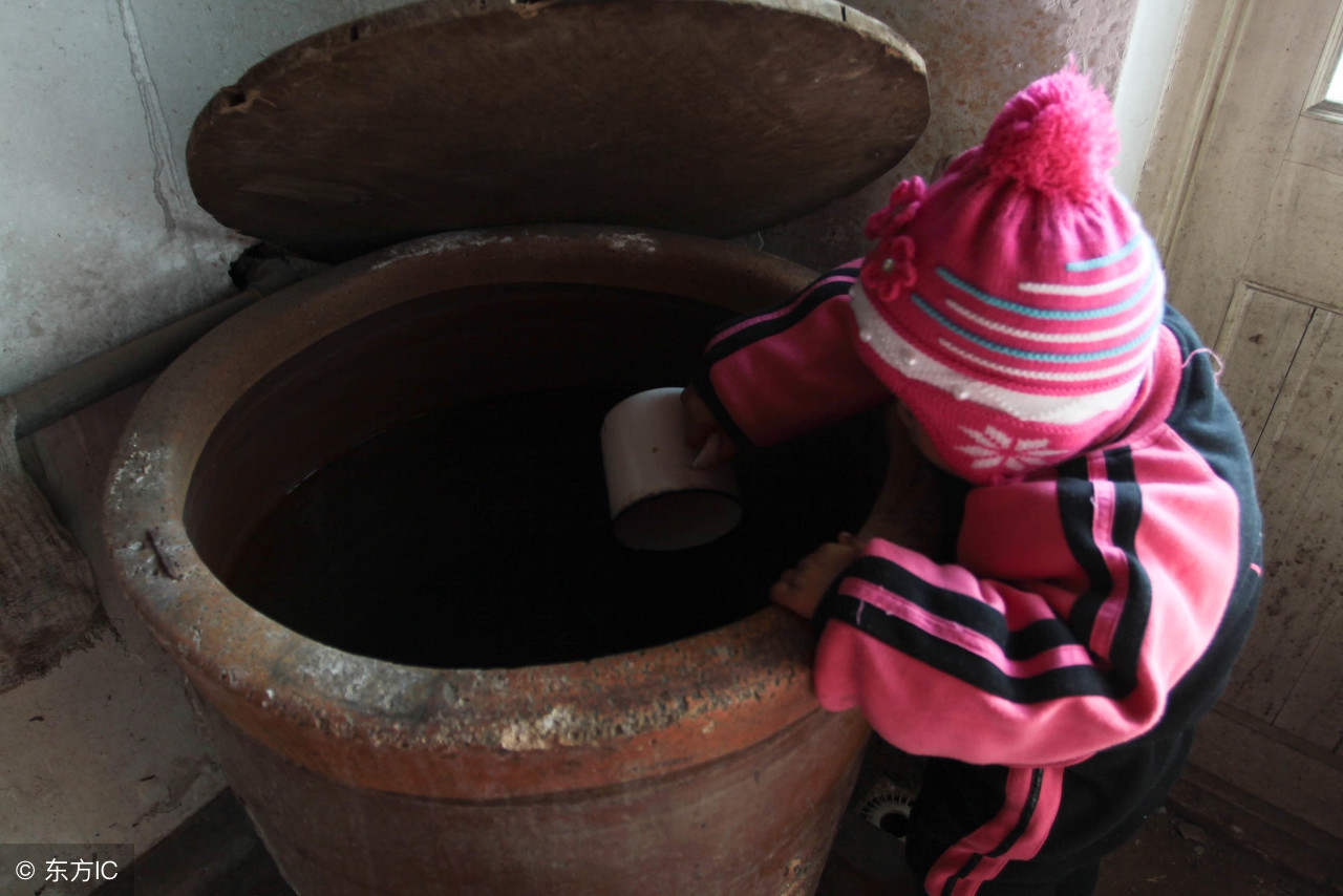 恐怖经历：荒屋里有一口水缸，打开后臭气薰天，竟然泡的是……