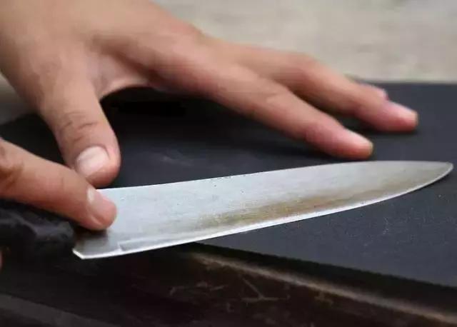 生活小窍门：菜刀变钝了怎么办？