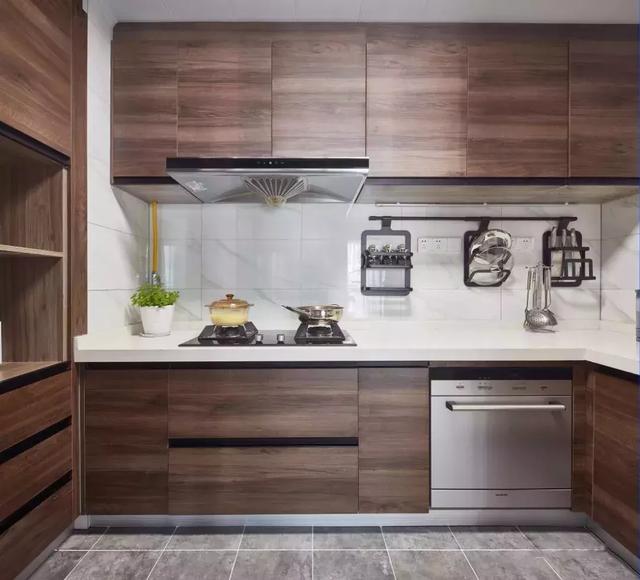 客厅砌一堵墙做隔断不影响通风,在客厅砌了半截墙做隔断