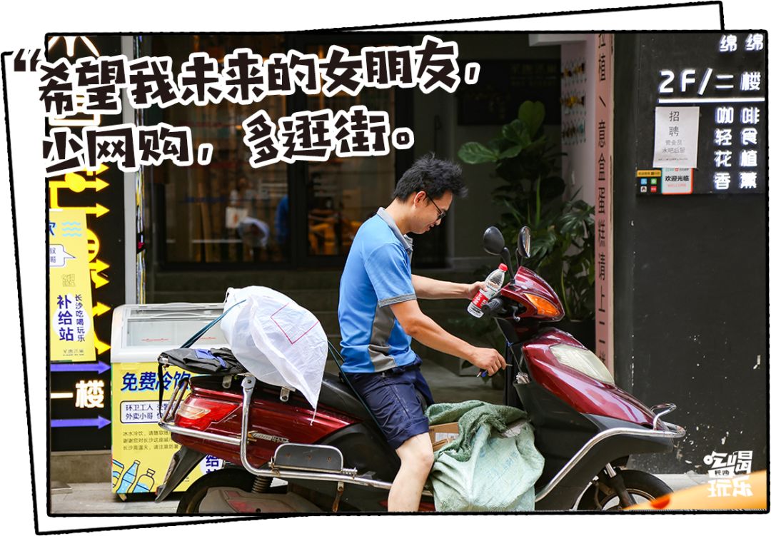 40度高温下一群人出现在街头,三十八度高温街头