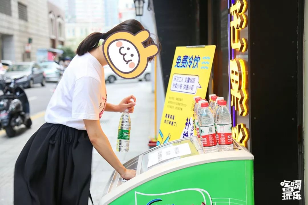 40度高温下一群人出现在街头,三十八度高温街头