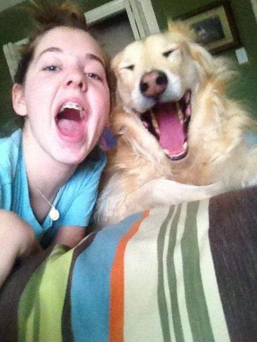 一位教授给孩子批改作业,一个老师给学生发试卷