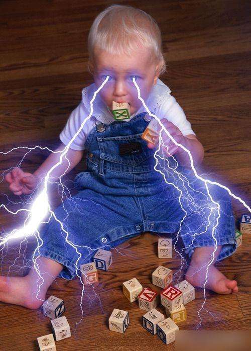 一位教授给孩子批改作业,一个老师给学生发试卷