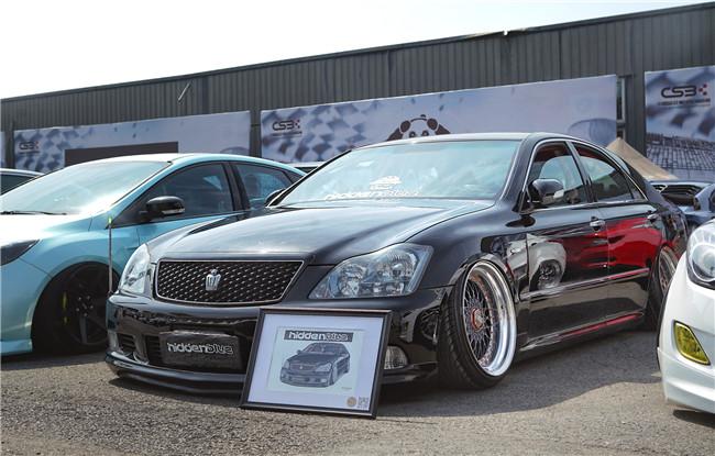 白外黑内反差强烈，为了成为VIP大佬车友竟将两部皇冠“合二为一”