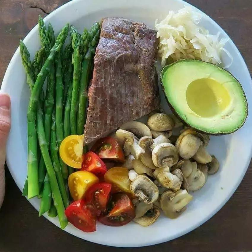 腹肌帅哥小鲜肉锻炼,练腹肌不伤腰速成腹肌的动作