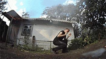 为什么可乐冷冻后动荡会变成冰沙,为什么冰冻的可乐升温后会爆炸