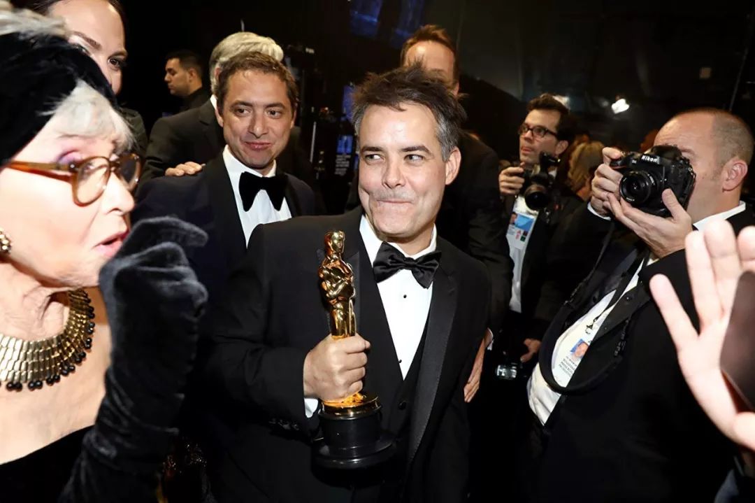 被两个女神倒追是一种怎样的体验,被两个女生倒追的电视剧