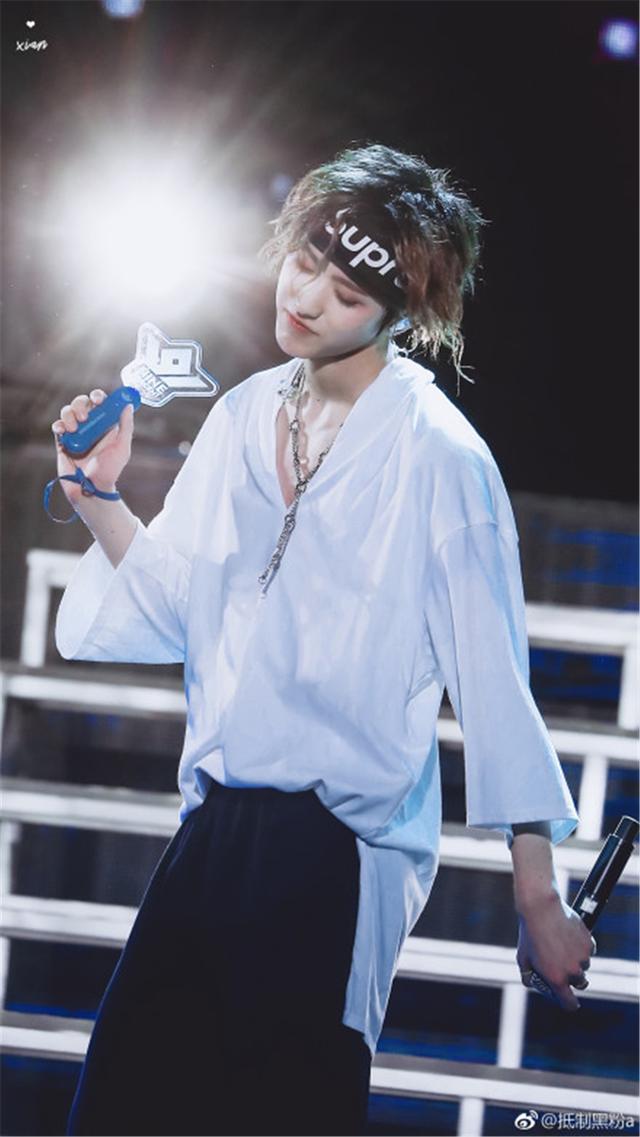 男明星的腰多细蔡徐坤,蔡徐坤腰细