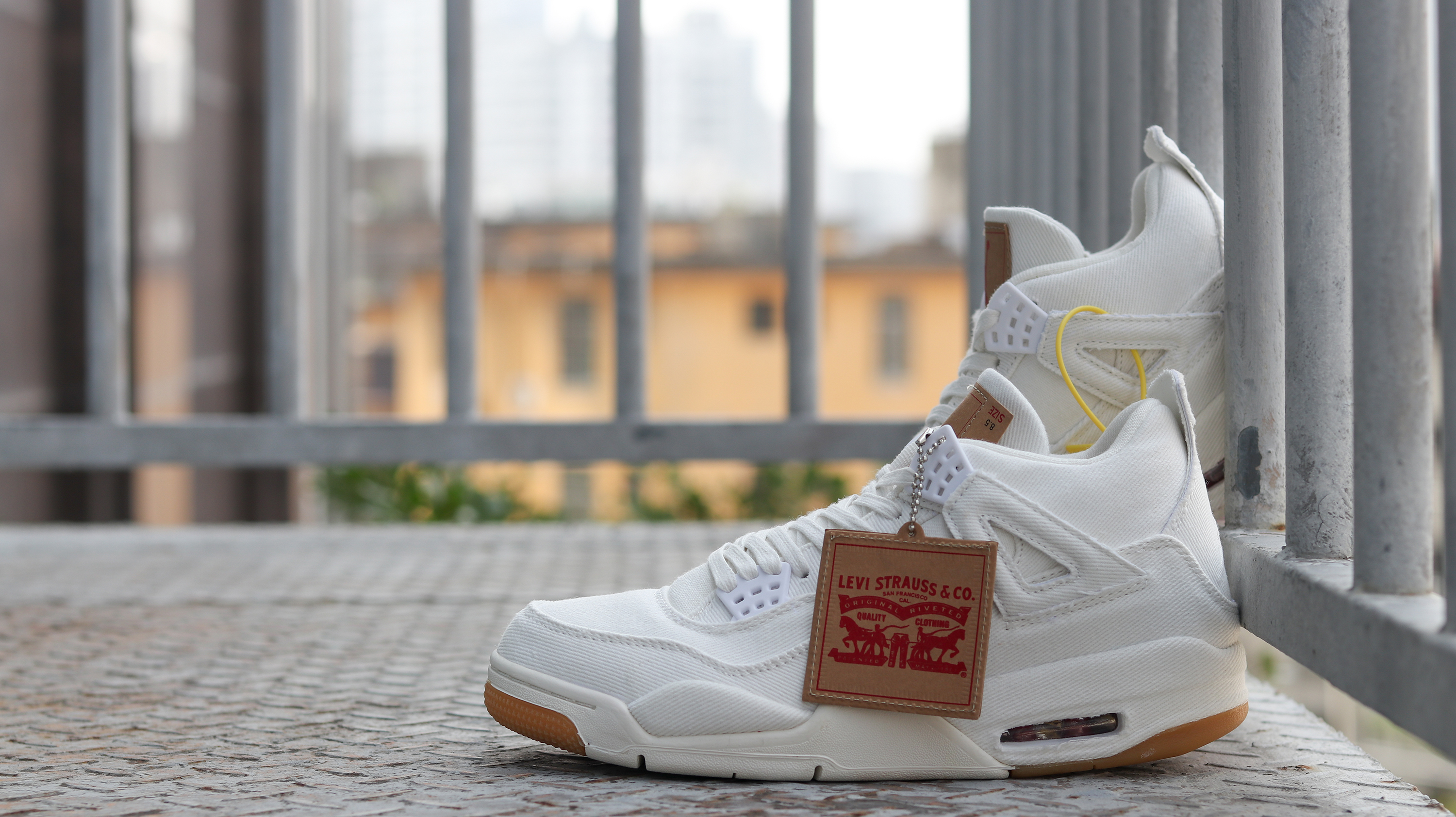 李维斯与耐克强强联合！AJ4李维斯联名黑白丹宁牛仔真假大对比