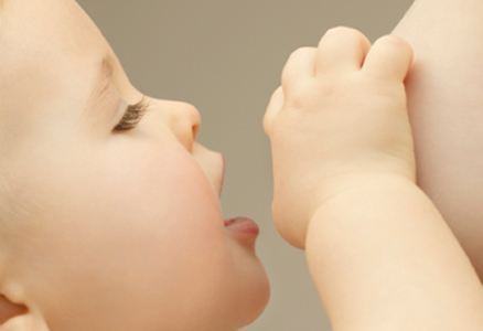 15个月母乳不够如何追奶,胸小哺乳的时候奶汁够吗