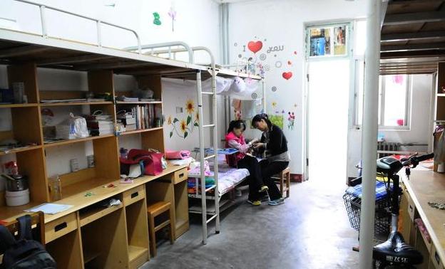 大学，你被宿舍的什么熏怕过，袜臭，烟味还算清淡，这个味真霸气