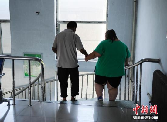 女生减肥成功后两年复胖到50斤,减肥减掉100还在减的女孩