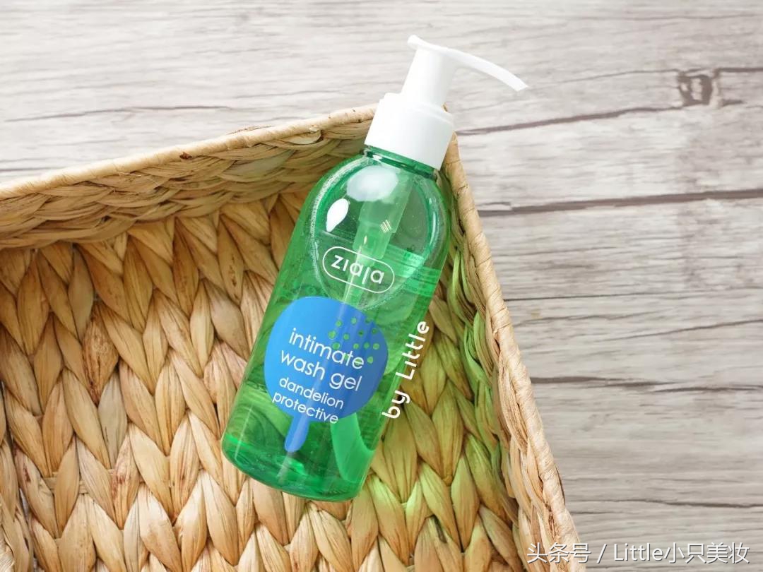 男生在女生的耳朵说悄悄话,男生跟女生耳语悄悄话