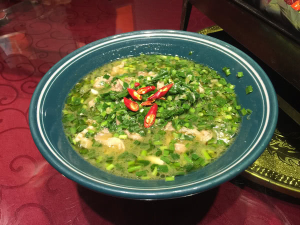 去了家川菜馆，除了各种炒菜外，特色的鲜青椒味湄公烤鱼最赞！