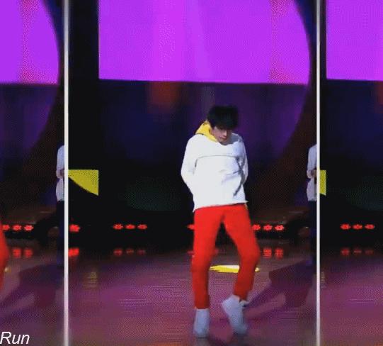 易烊千玺节目被选手diss,易烊千玺和蔡徐坤同框