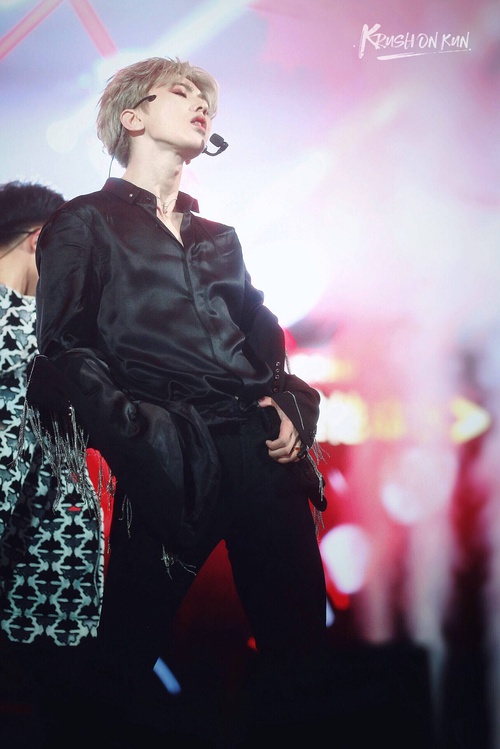 易烊千玺节目被选手diss,易烊千玺和蔡徐坤同框