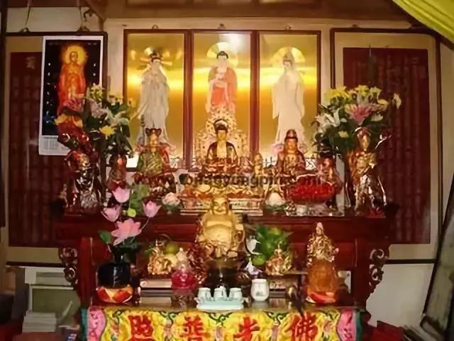 家里供奉菩萨不让外人看见,家中佛堂一般供奉几尊佛和菩萨