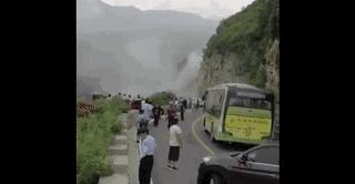 实拍山体崩塌的全过程,惊心8小时游客被困冰川紧急救援