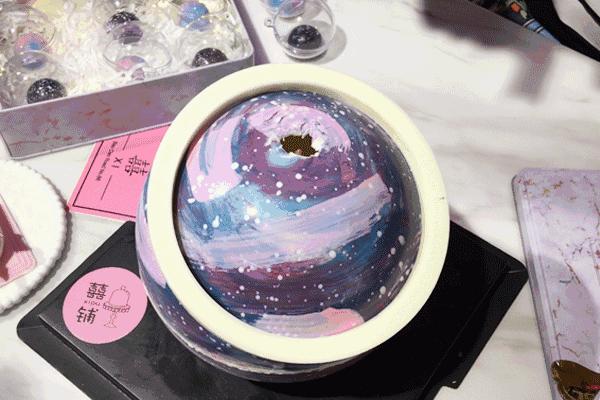 一口吞下宇宙！史上最“*力暴**”星空蛋糕，吃它得用锤子砸！