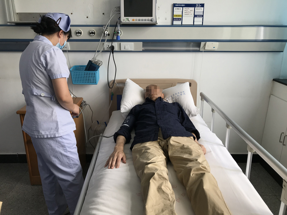 男子坚持做一小时心肺复苏,靠吸氧维持呼吸