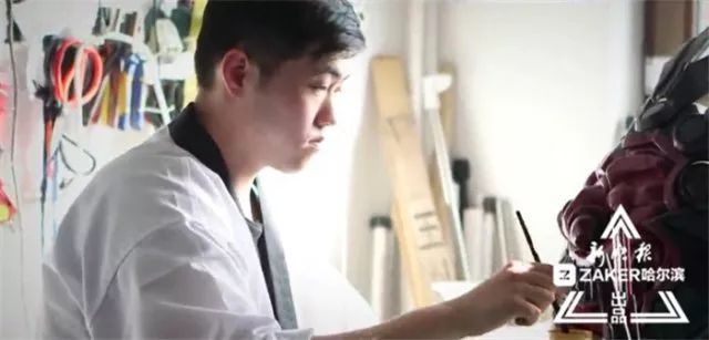 哈尔滨公务员辞职转行做道具师｜如今，一套cosplay装备卖10万