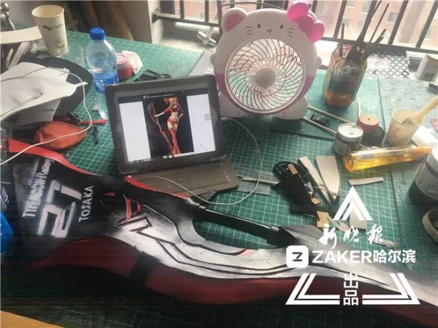 哈尔滨公务员辞职转行做道具师｜如今，一套cosplay装备卖10万