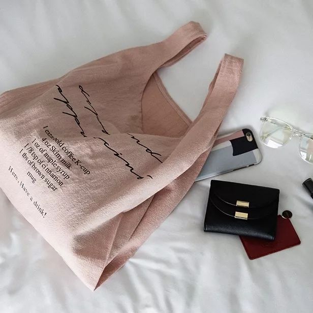 年轻人背帆布包,上班族背便宜的帆布包丢人吗