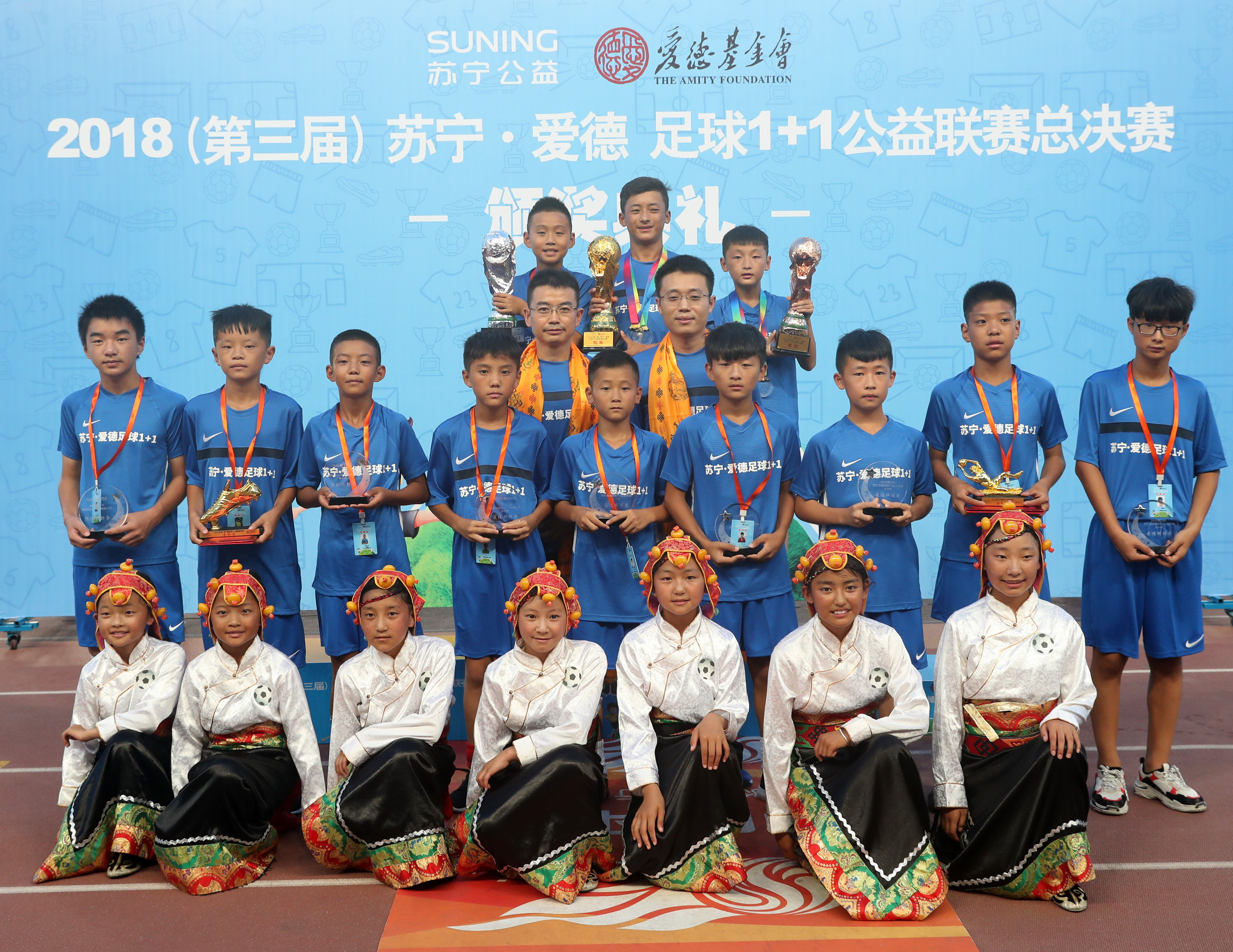 足球少年绿茵场上挥汗追梦,驰骋绿茵球场圆中国足球梦