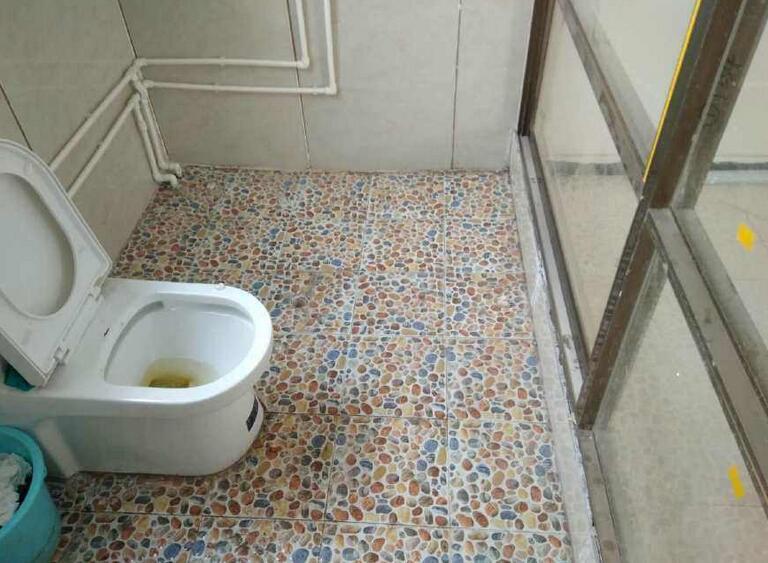 冲马桶到底上不上浪费水,上完厕所怎么冲厕所