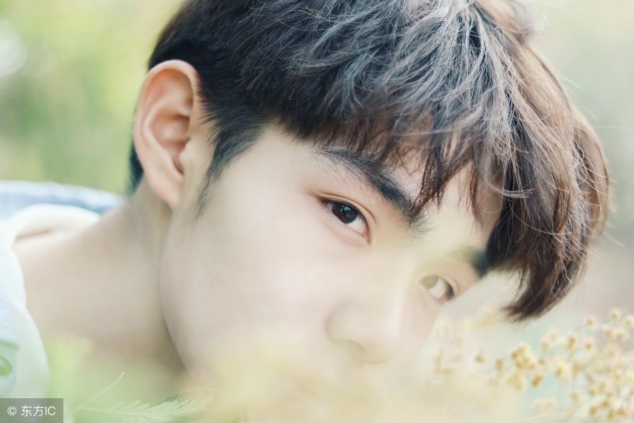 男生出油怎么改善,男生出油毛孔大长痘痘严重